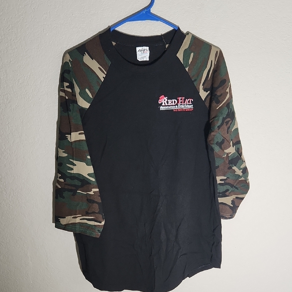 Shaka  Red Hat Black Camo Sleeve Shirt size L Red Hat Association top